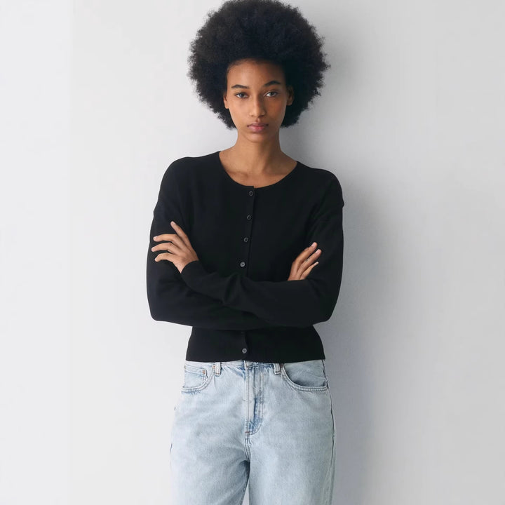 Kvinders cropped cardigan med knapstolpe og ribstrik Skovae