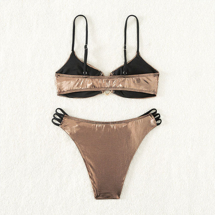 Damebikini med elegant snit og moderigtige stropdetaljer Skovae