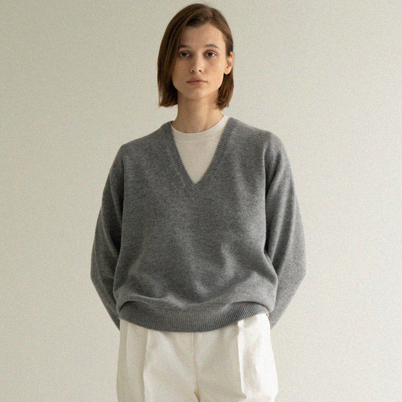 Dame V-hals striktrøje lavet af høj kvalitets cashmere-blanding med afslappet pasform og elastisk kant Stilla