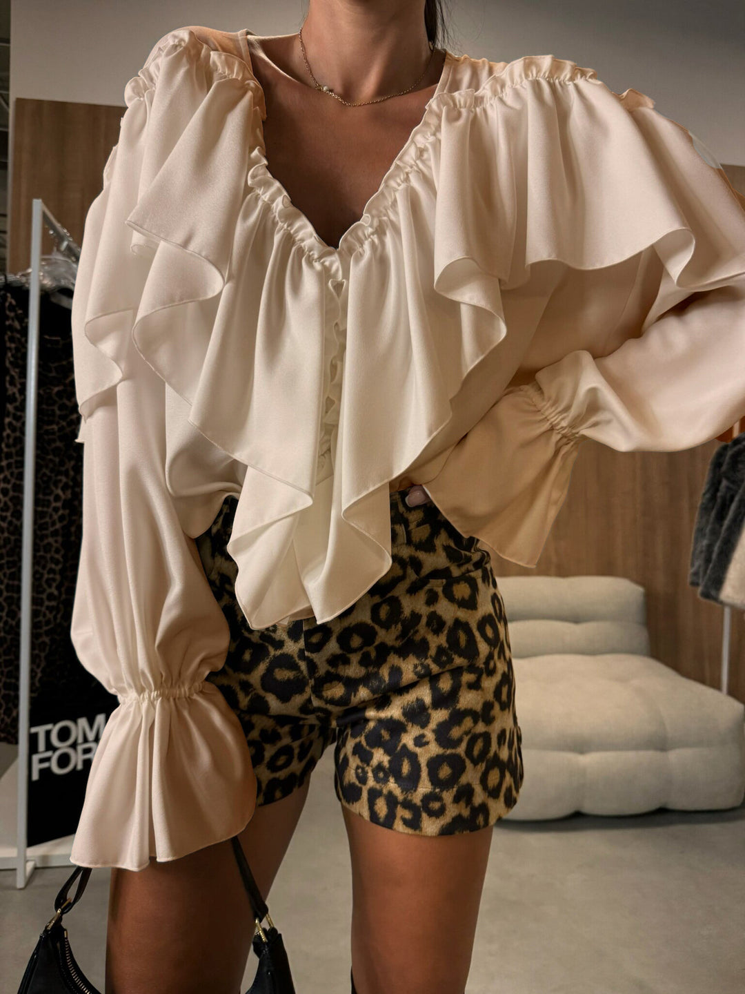 Dame elegant volantbluse med V-udskæring og ruffle detaljer Stilla