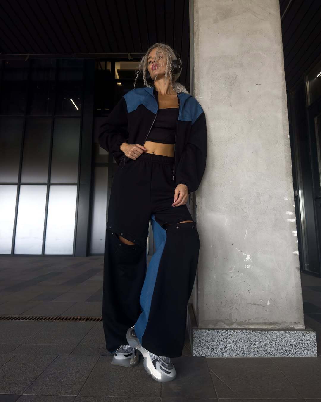 Kvinders fashionable casual outfit med sporty jakke og kreativt udskårne bukser Skovae