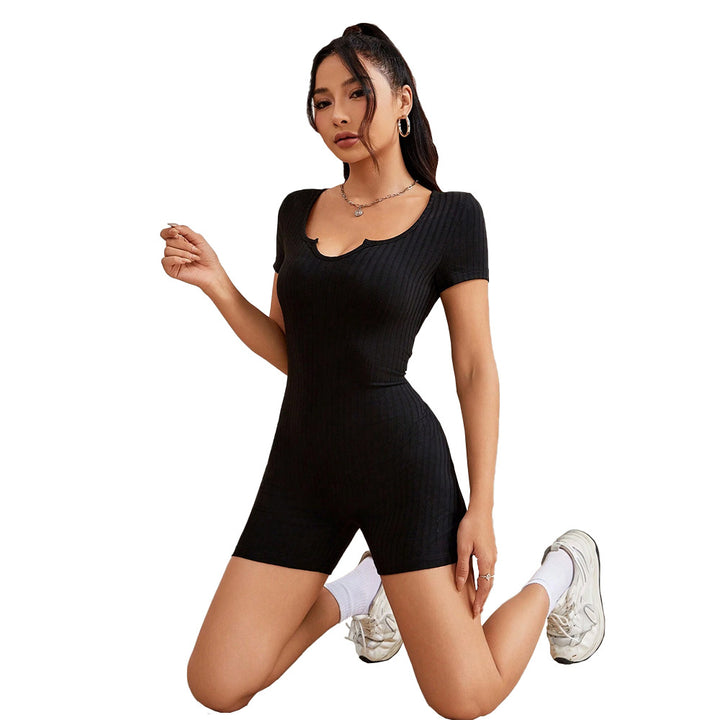 Kvindernes korte overalls med elegant V-hals og minimalistisk ribstruktur Stilla