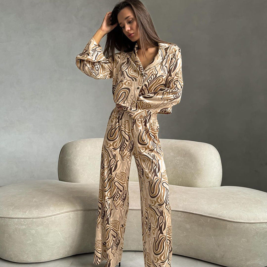 Dame Satin Pyjamas Sæt med moderne Grafiktryk og elegante Ruffle Detaljer Stilla