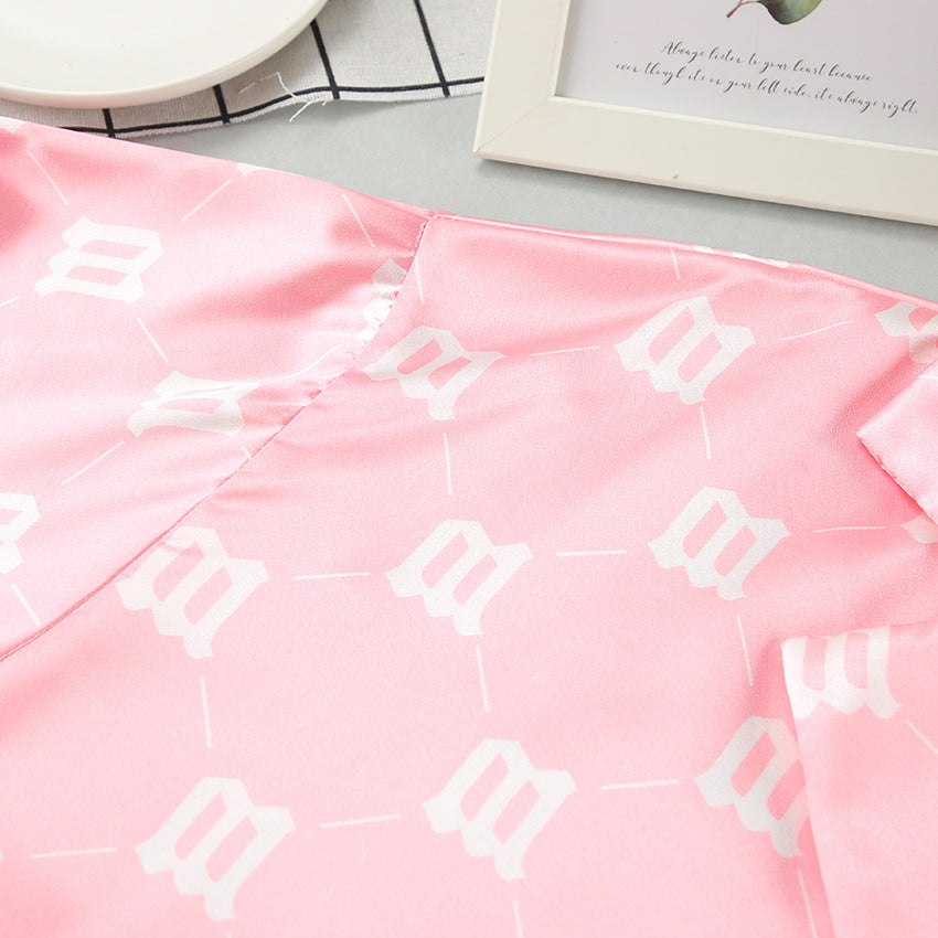 Dame afslappet sæt bestående af cropped top og shorts i moderne design med dekorative elementer Stilla