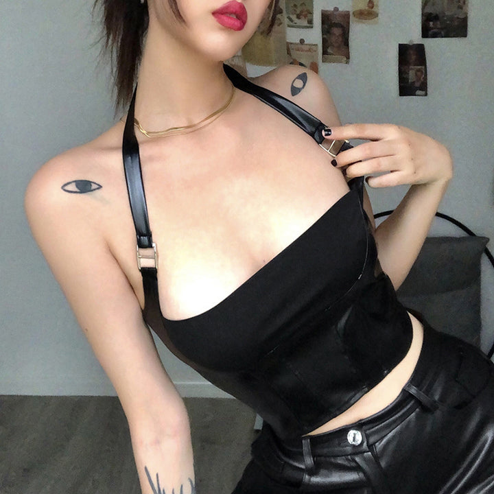 Dame læderlook crop-top med innovativt halterdesign Stilla