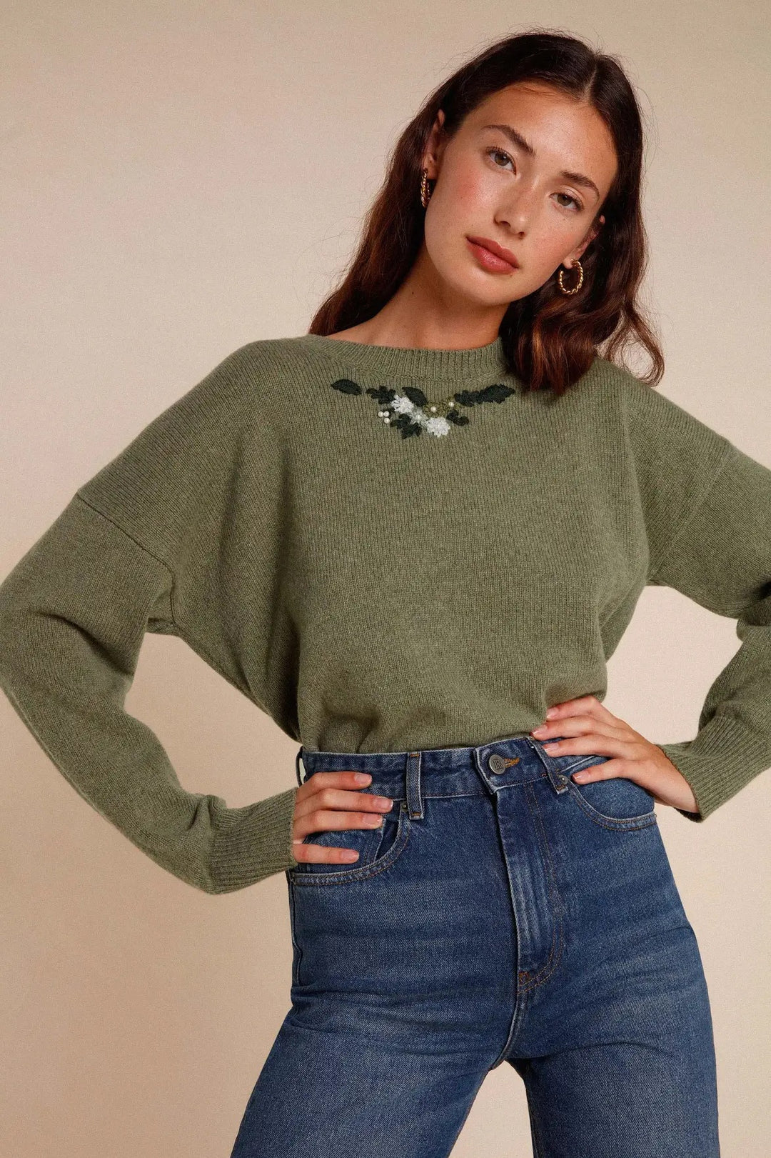 Dame strikpullover med blomsterbroderi og komfortabel pasform Stilla