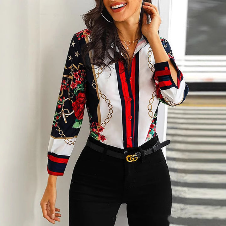 Damebluse med blomsterprint og elegante kædeaccentuer Stilla