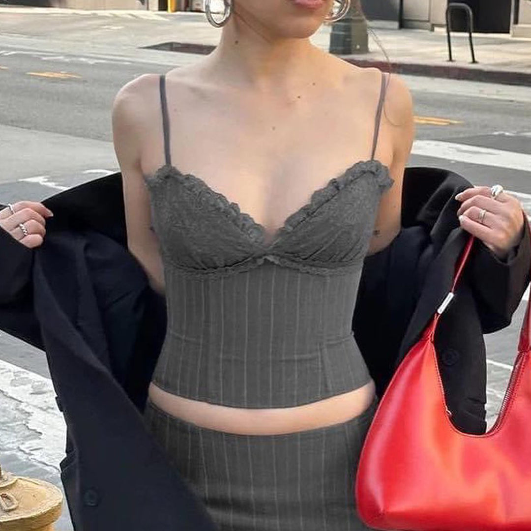 Dame spids-crop-top med ribbet struktur og elegant V-udskæring Stilla