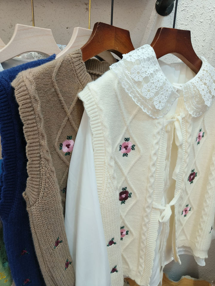 Kvinders strikkede vest med romantisk blomsterbroderi Stilla