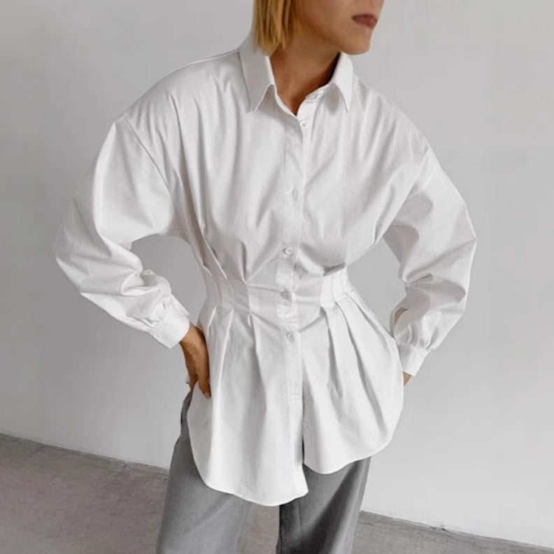 Damebluse med figursyet snit og elegante flæsedetaljer Stilla