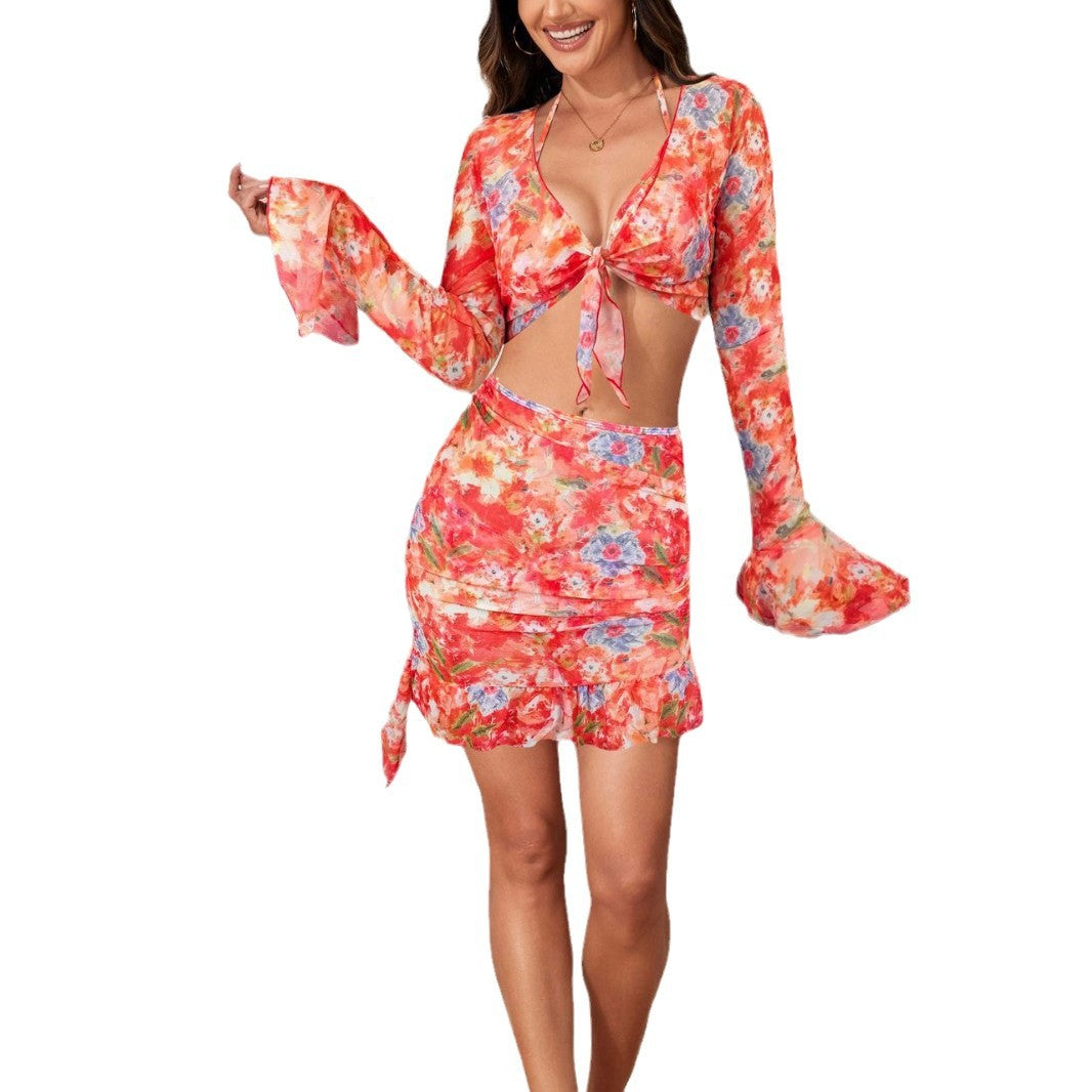 Dame bikinisæt med blomster bluse og feminin indpakningsskørt Stilla