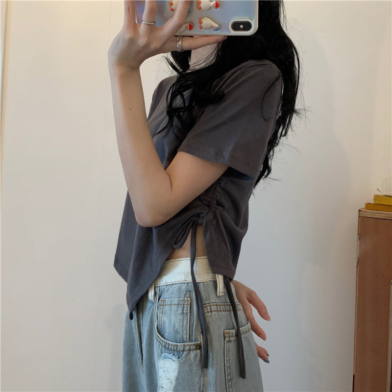 Kvindernes crop top med asymmetrisk kant og løs pasform