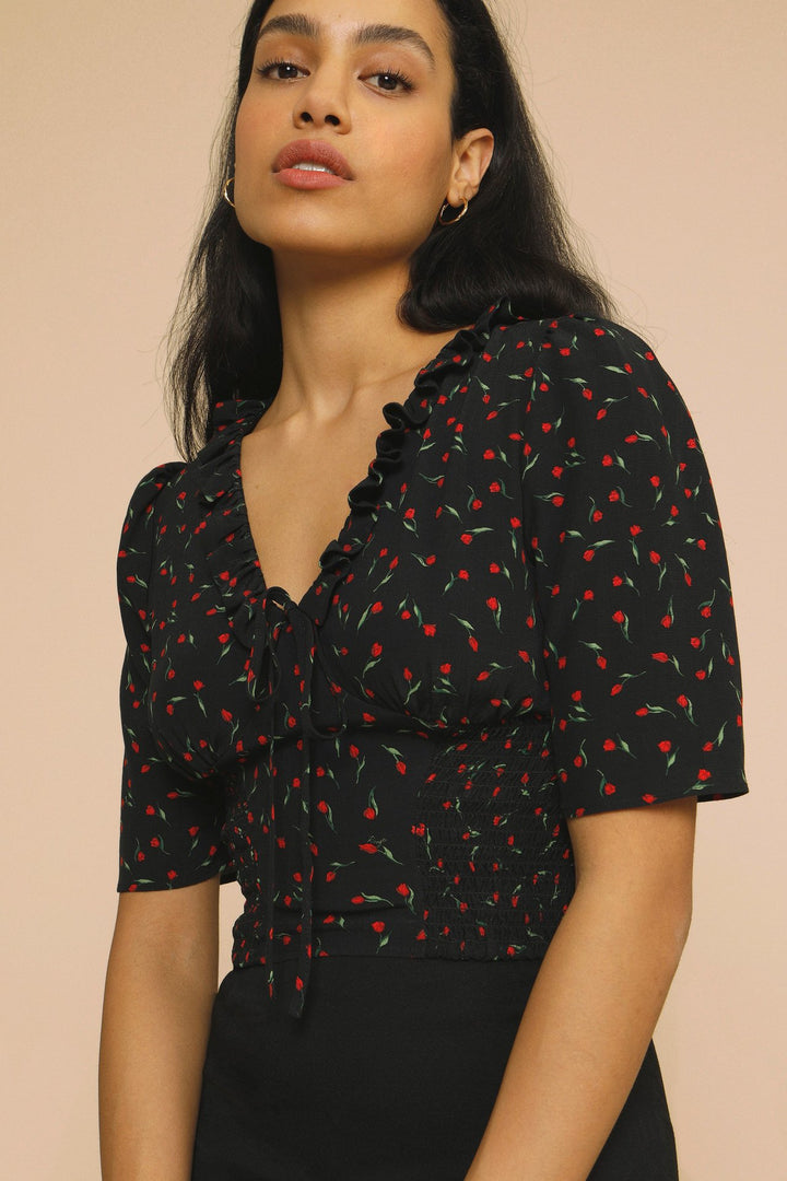 Damebluse med raffineret flæsedesign og blomsteragtige accenter Stilla