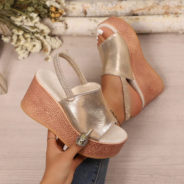 Dame Wedge-sandaler med elegant metallic-overflade og komfortabelt fodseng Stilla