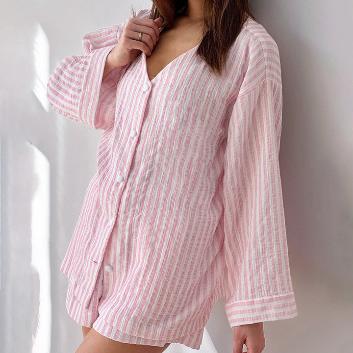Dame pyjamasæt lavet af åndbart bomuldsstof med elegante striber Stilla