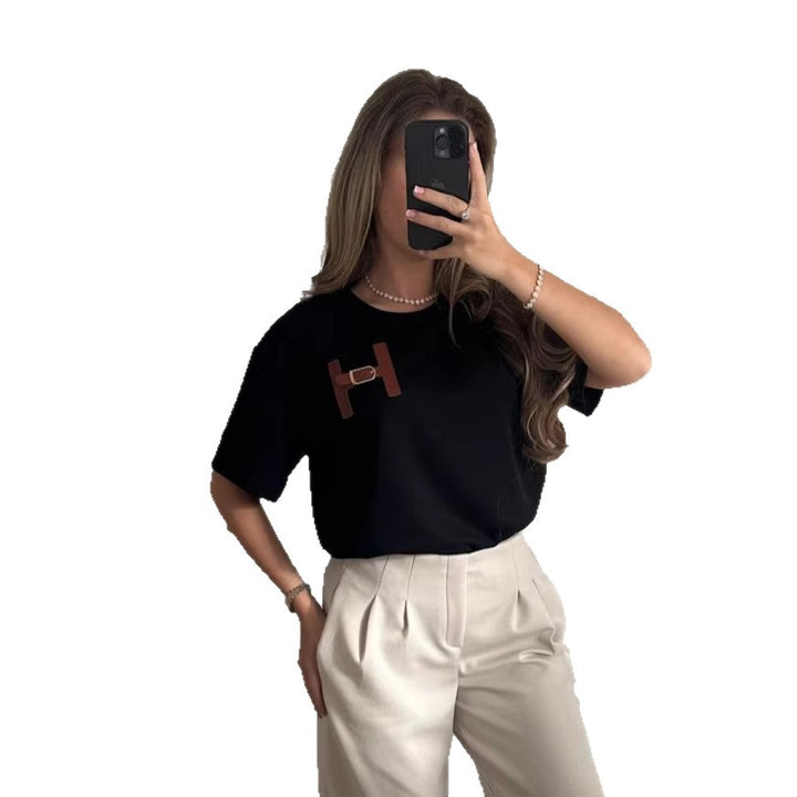 Kvinders fashionable t-shirt med unikt logo detalje og afslappet pasform