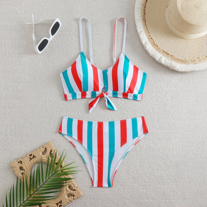 Damer Bikini-sæt med moderigtigt knude-front design og farverigt stribemønster Stilla