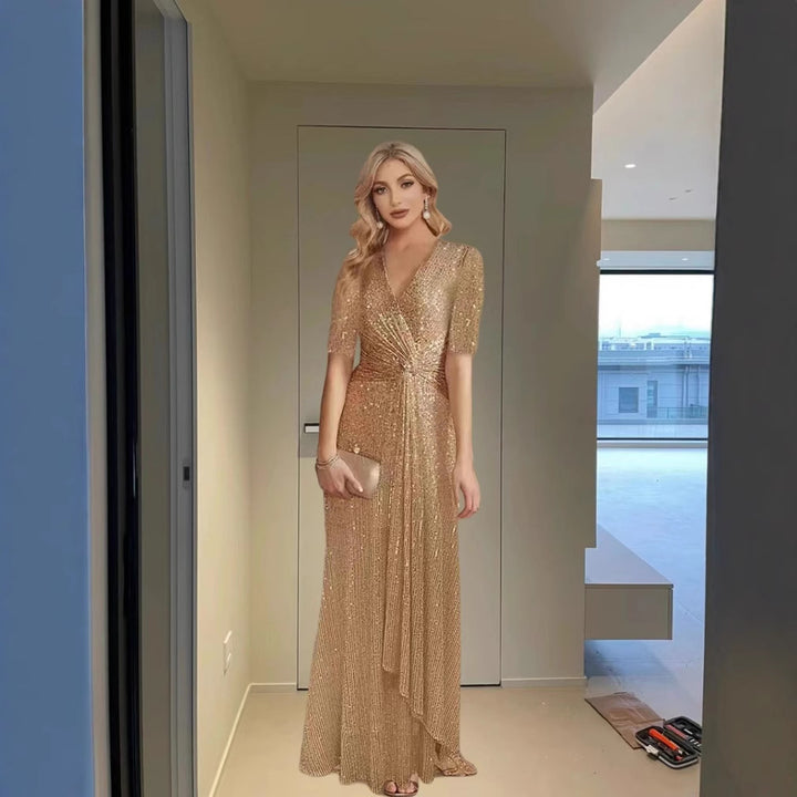 Dame Glitrende Aftenkjole med elegant Indpakningsdesign og lyse Accenter Stilla