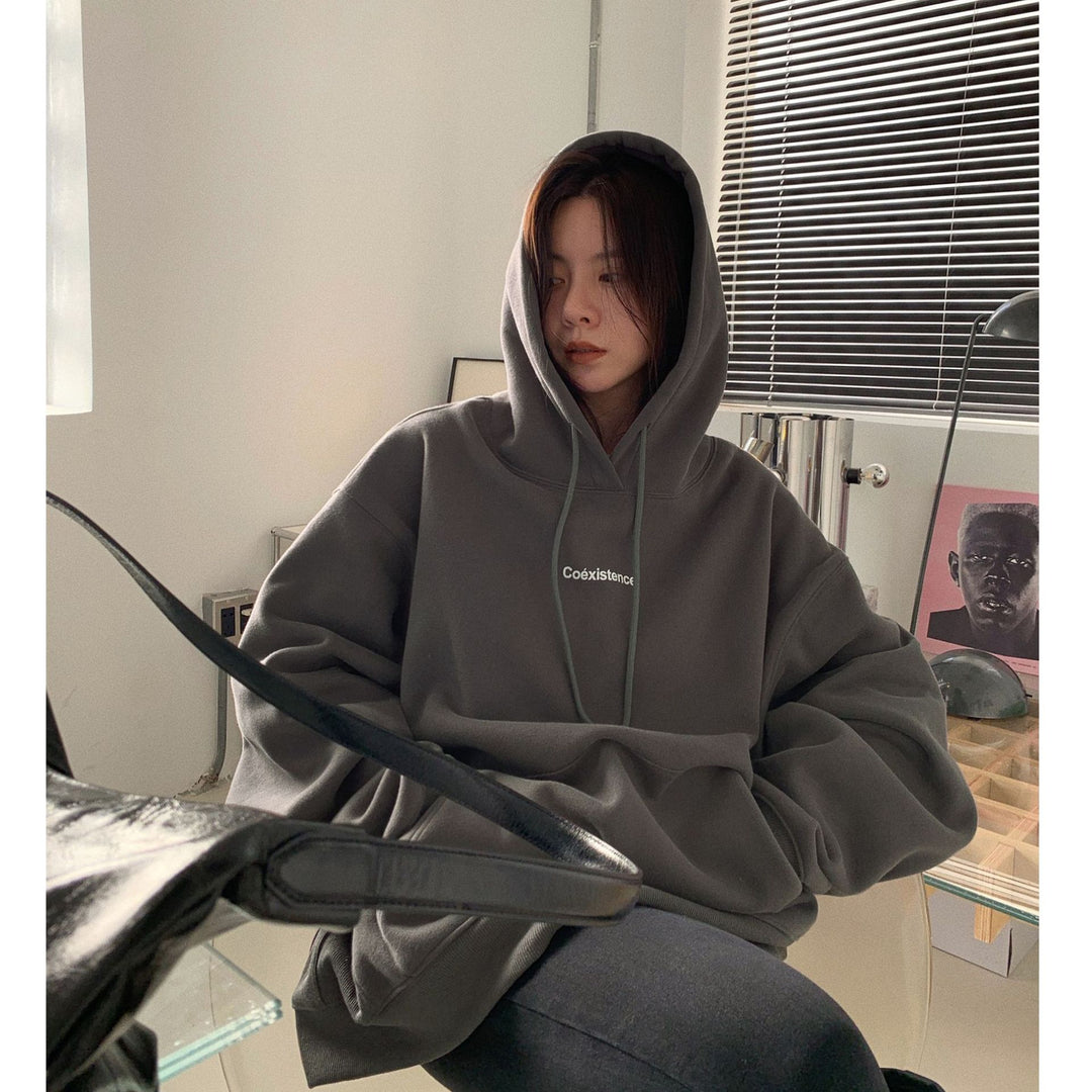 Dames hoodie med en afslappet pasform og praktisk kængurulomme design