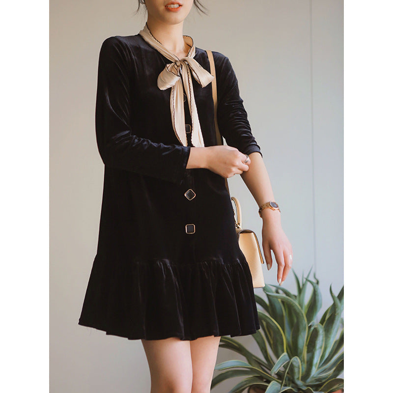 Dame wrap dress i velour med elegant sløjfe-binding og voluminøst kant Stilla