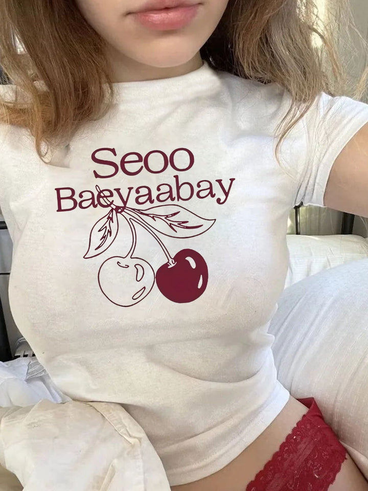 Dame T-shirt med kreativt frugtmønster og moderne skrift Skovae