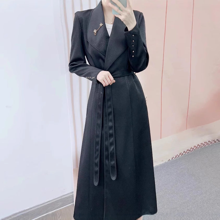Dame elegant og figursyet lang blazer med broche Stilla