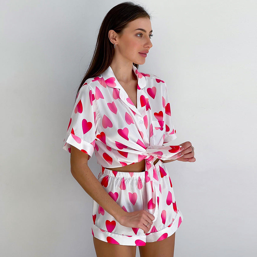 Dame pyjamasæt med hjerteformet motiv og elegant satinfølelse Stilla