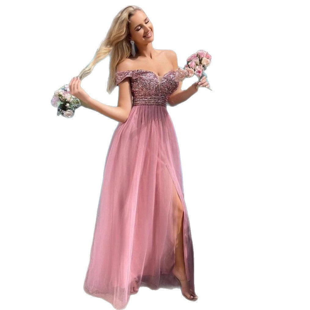 Kvinders elegante aftenkjole med off-shoulder look og funklende udsmykninger