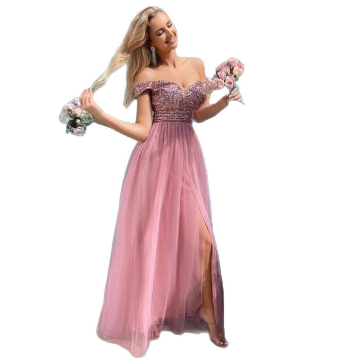 Kvinders elegante aftenkjole med off-shoulder look og funklende udsmykninger