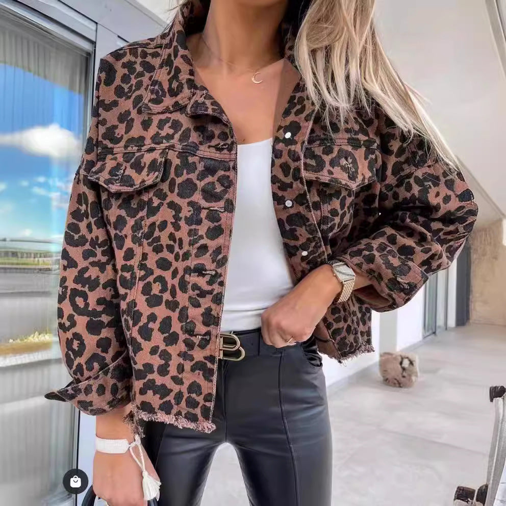 Kvinders jeansjakke i trendy leopardprint med frynset kanter og oversized snit Stilla