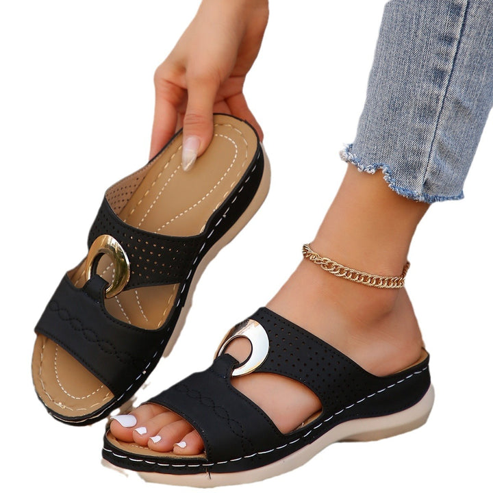 Dame sandals med elegante åbninger og modige accenter Stilla