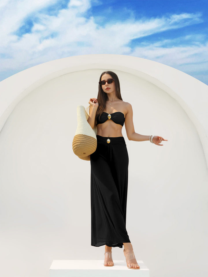 Dame Bandeau-bikini med elegant indpakningsnederdel og moderigtige smykkedetalje Skovae