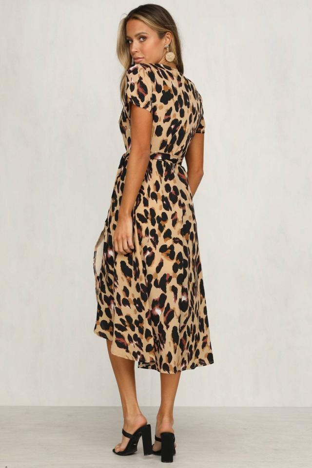 Dame wrap kjole med modetrendy leopardmønster og asymmetrisk kant Stilla