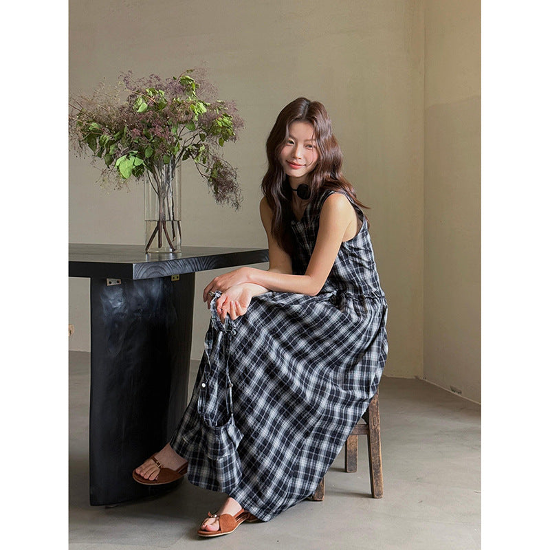 Dame maxikjole med elegant ruffledetalje og ternet design Stilla