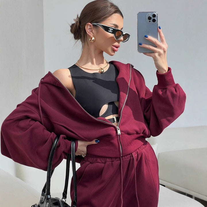Kvinders afslappede og fashionable fritidssæt med cropped hoodie og brede bukser Skovae