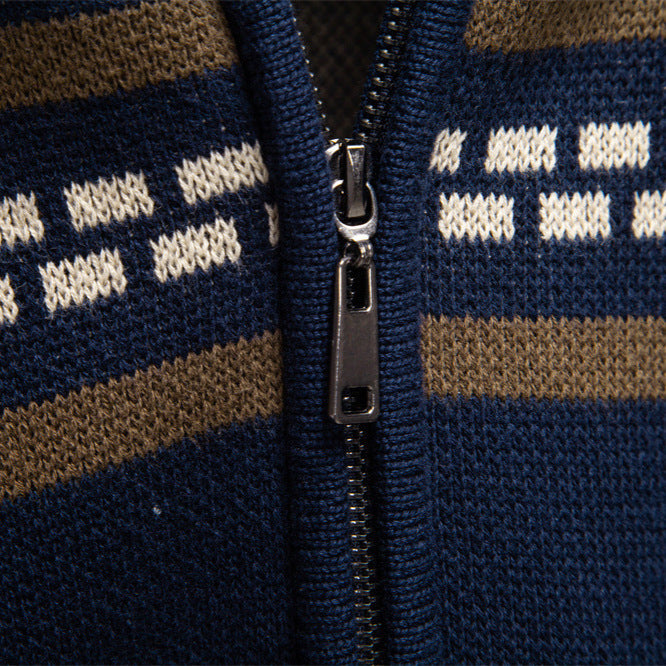 Herren nan striktrøje med gennemgående lynlås, ståkrave og nordisk-geometrisk intarsia-mønster Skovae