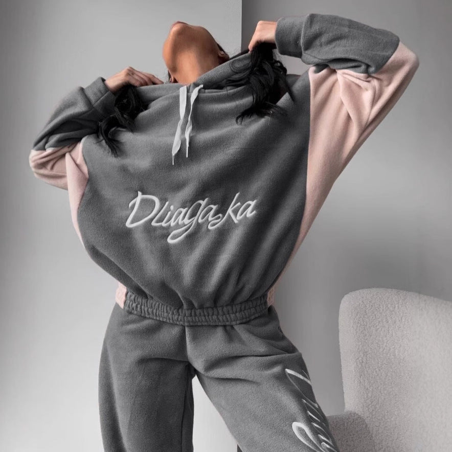 Kvindernes komfortable fleece træningsdragt med elegant skrift Skovae