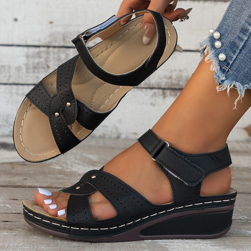 Dame Wedge-sandaler med perforerede remme og komfortabel sål Stilla