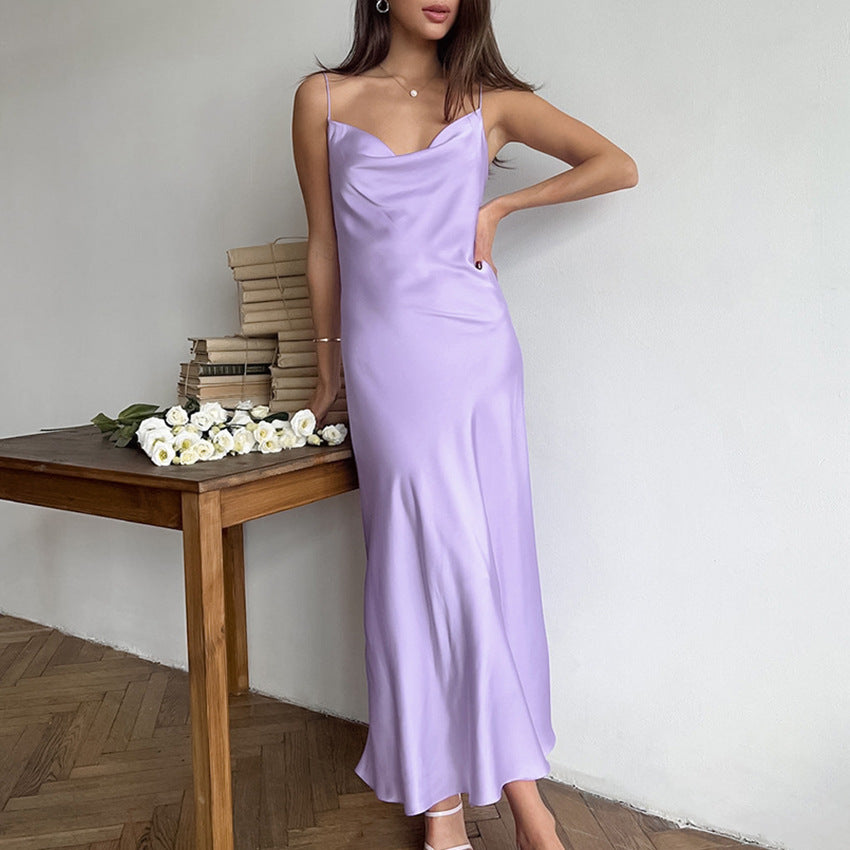 Dame Maxi-Kjole med elegant satin-finish og forførende v-hals Stilla
