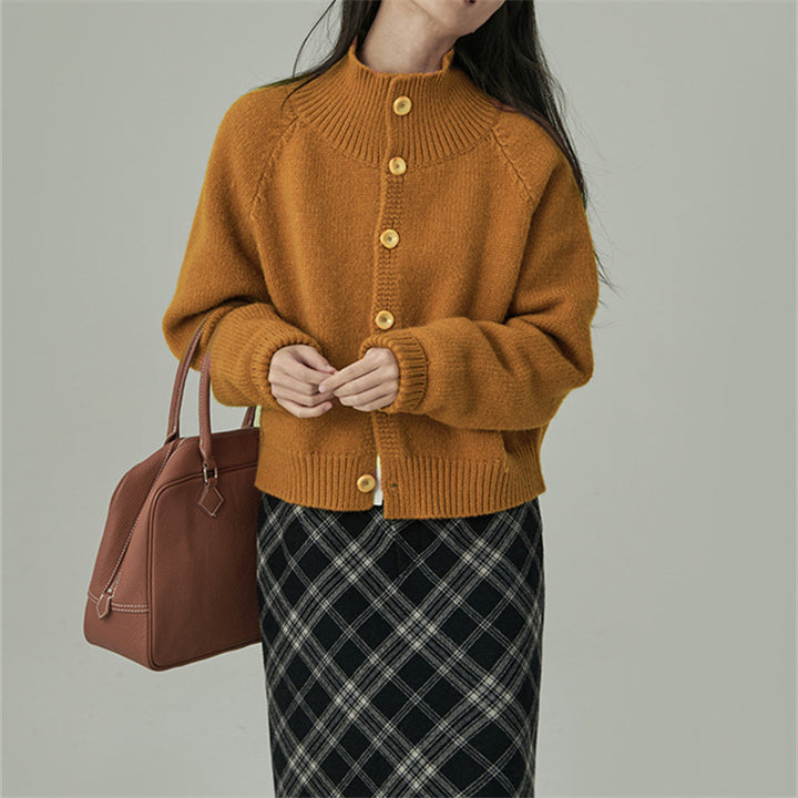 Kvinders knælange cardigan med opretstående krave og trendy træknapper Stilla