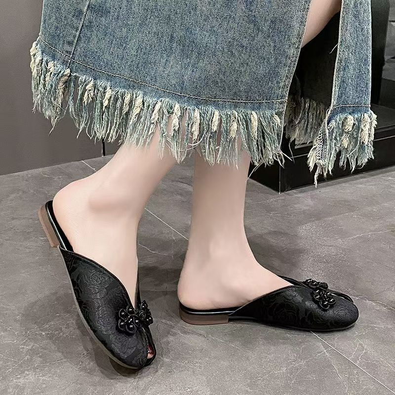 Dame elegante mules med moderigtigt ruffledesign og romantiske perleaccents Stilla