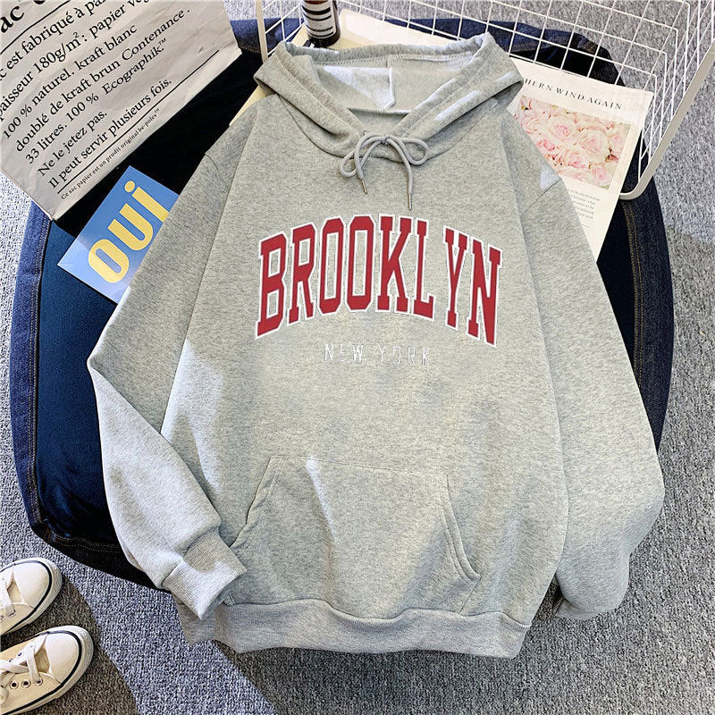 Kvinders hoodie med stilfuld Brooklyn print Skovae