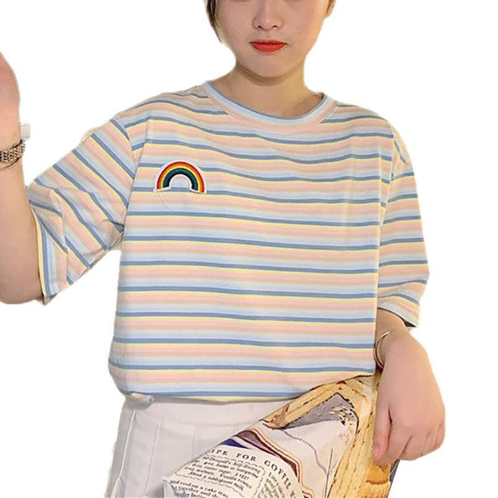 Kvinders stribede T-shirt med farverig regnbue-patch Skovae