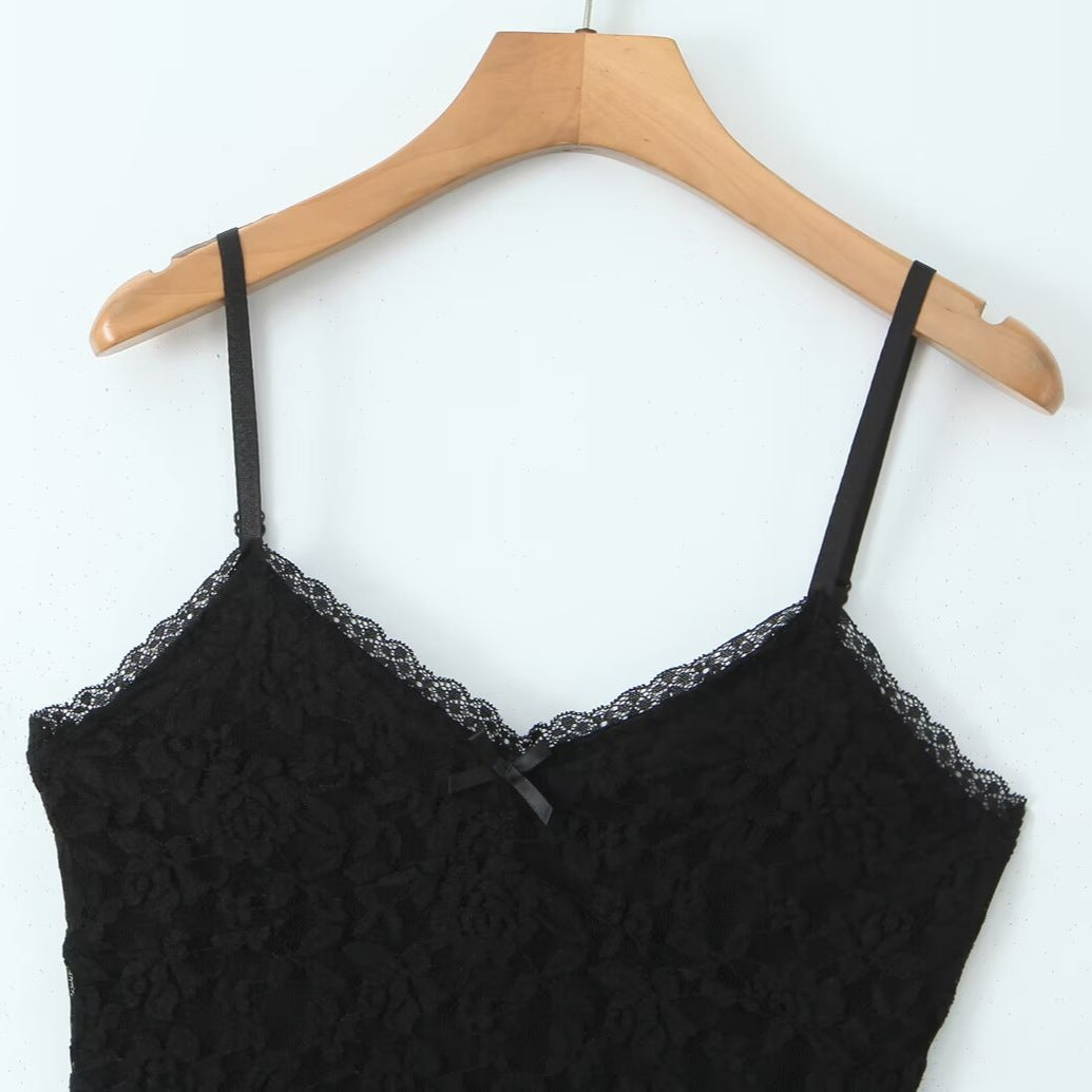Dame blonde chemise med justerbare spaghetti stropper og elegant blonde kant Stilla