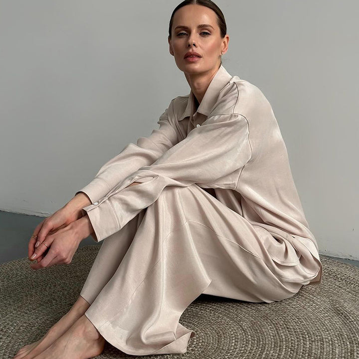 Dame elegant og komfortabel satin pyjamasæt med lange ærmer og fine knapdetaljer Stilla