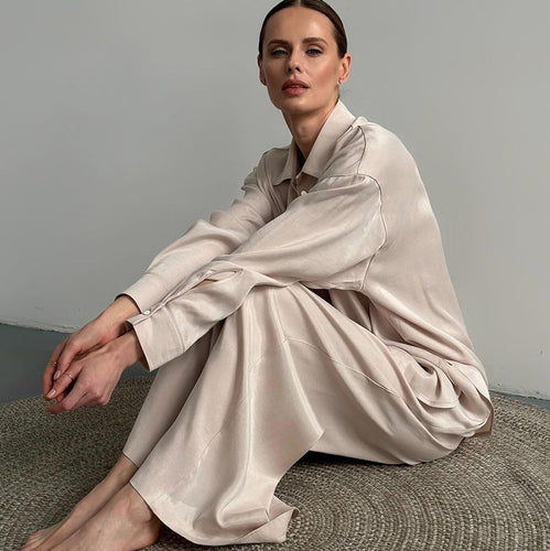 Dame elegant og komfortabel satin pyjamasæt med lange ærmer og fine knapdetaljer Stilla