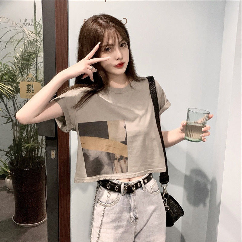Kvinders Crop T-Shirt med Kreativ Grafisk Print Skovae