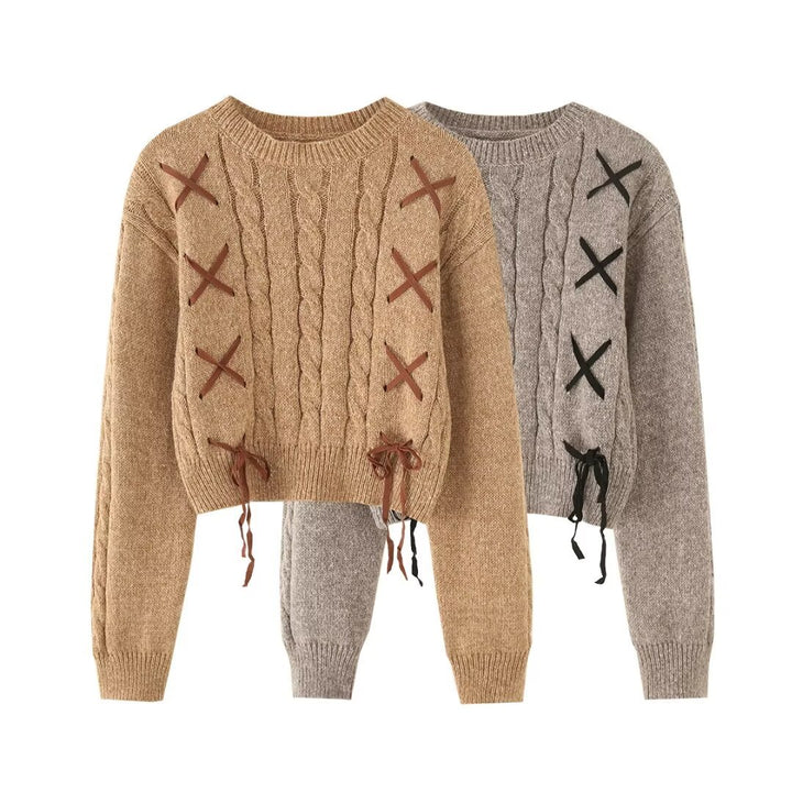 Dame moderigtig strikpullover med raffinerede snøre detaljer og afslappet snit Stilla