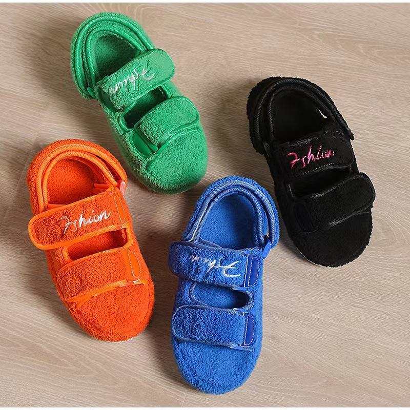 Dame komfortable Fuzzy-sandaler med justerbare velcro-lukninger og skridsikker sål Stilla