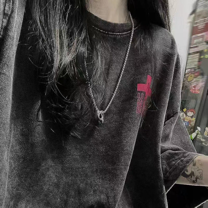 Dame T-shirt i afslappet oversized stil med unik grafik og behagelig rundhalsudskæring Stilla